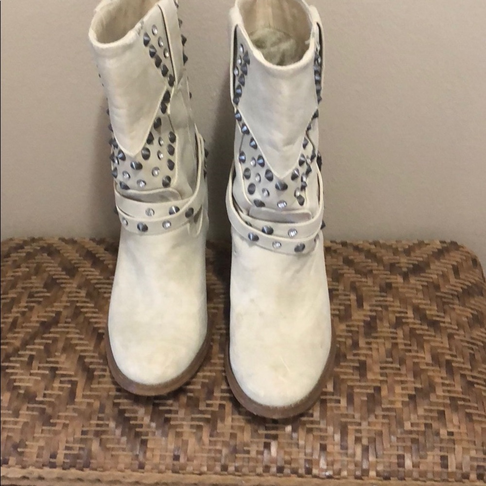 Boots - Picture 4 of 6